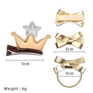 Détail du lot de 4 barrettes dorées en similicuir et élastique pour petites filles