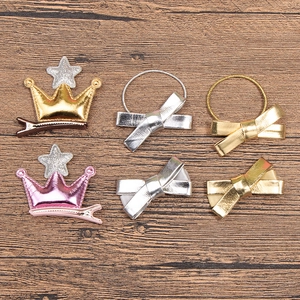 Détail des barrettes pour filles en cuir PU avec couronnes scintillantes et nœuds dorés