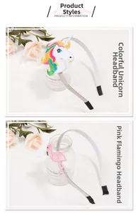 Dettaglio di cerchietto per bambini con ricami di unicorno e fenicottero su base glitter