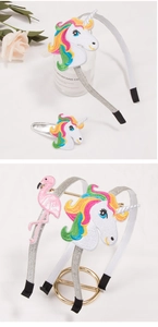 Dettaglio di cerchietti unicorno e fenicottero per bambine con finitura glitter argento
