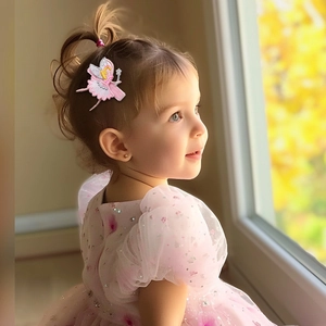 Détail de la barrette fée brodée rose avec ailes et baguette étoilée sur cheveux