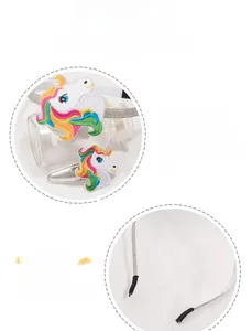 Dettaglio della fascia unicorno con ricami colorati e punte morbide rivestite per bambini