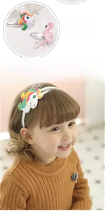 Dettaglio cerchietto unicorno e fermagli fenicottero con ricamo arcobaleno per bambine