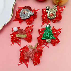 Dettaglio del set di 5 fermagli per capelli natalizi con paillettes e fiocchi