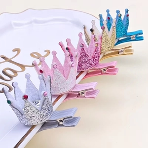 Détail de cinq barrettes couronne à paillettes en argent rose or et bleu pour filles