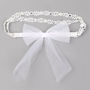 Bandeau bébé en dentelle blanche avec un grand nœud en résille et perles fantaisie