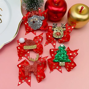 Dettaglio di cinque fermagli per capelli natalizi con motivi di Babbo Natale e renne