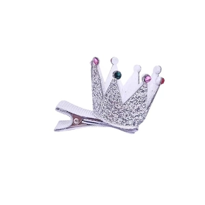 Détail de la pince à cheveux couronne à paillettes avec strass colorés et ruban