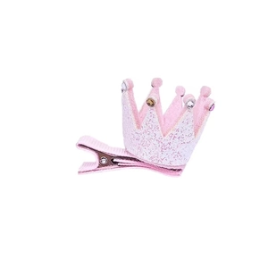 Détail de la pince à cheveux couronne rose scintillante avec strass et base en ruban rose doux