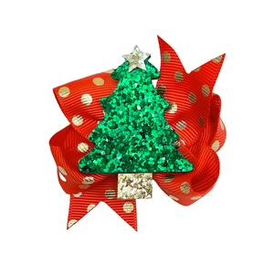 Dettaglio molletta a fiocco rosso con pois dorati e decoro ad albero di Natale