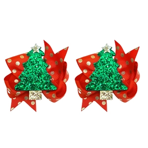 Dettaglio di fiocchi in nastro rosso a pois con piccoli alberi di Natale glitterati
