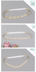 Juego de tres diademas de encaje dorado con motivos florales y hojas de ganchillo