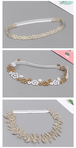 Detalle de tres diademas de encaje dorado para niñas con bandas elásticas ajustables