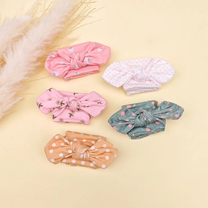 Détail du lot de 5 bandeaux en coton doux pour bébé avec divers motifs fleurs et pois