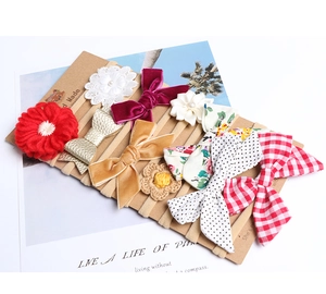 Détail de 10 bandeaux bébé faits main avec nœuds floraux sur carte de présentation