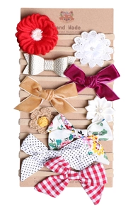Détail d'un lot de 10 bandeaux bébé avec motifs floraux, nœuds et dentelle sur carte