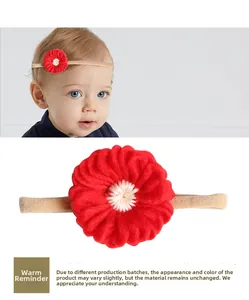 Détail du bandeau fleur au crochet rouge pour bébés avec texture élastique douce