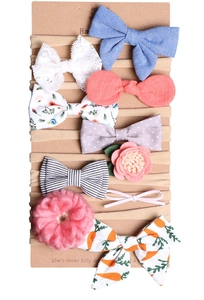 Dettaglio set 10 fasce per neonati con fiocchi in pizzo e fiori in maglia colorati
