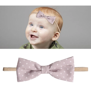 Dettaglio fascia per neonati con fiocco a pois e morbida fascia elastica in nylon
