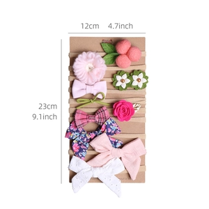 Set mit 10 Baby-Haarbändern mit Stoffschleifen und Blumenakzenten auf Karte