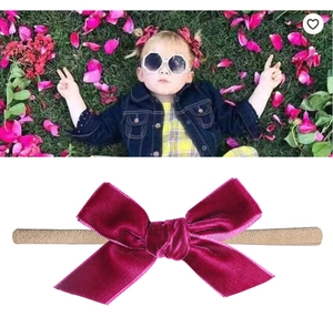 Détail d'un bandeau à nœud en velours pour bébé avec une bande élastique en nylon