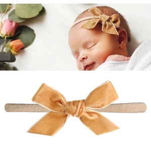 Détail du bandeau pour bébé en velours moutarde avec bande en nylon extensible