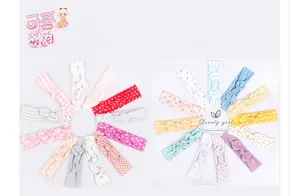 Sammlung von über 20 elastischen Baby-Stirnbändern mit bunten Mustern und weichen Schleifen