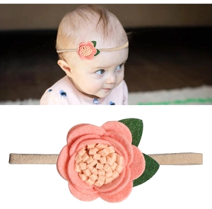 Dettaglio della fascia per neonata con fiori in feltro e fascia elastica in nylon