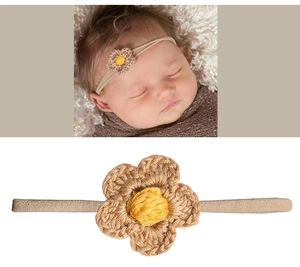 Détail du bandeau fleur en crochet fait main pour bébé avec bande en nylon souple