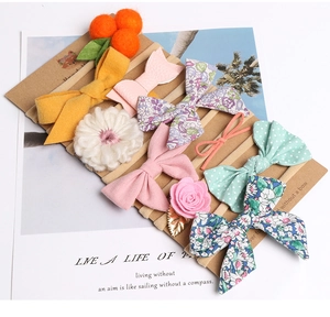 Detail von rosa Blumen-Stirnbändern und Stoffblumen-Haarschmuck für Baby-Mädchen