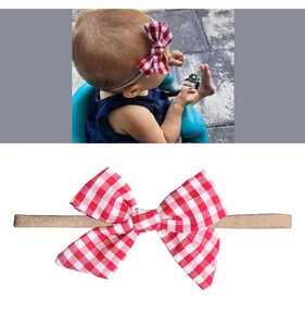 Détail du bandeau pour bébé avec nœud vichy rouge et bandeau en nylon élastique