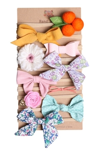 Detailset mit 10 handgefertigten Baby-Blumen- Stirnbändern auf einer Displaykarte