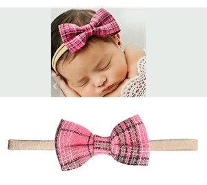 Detailaufnahme von einem rosa karierten Baby-Stirnband mit weichem Nylonband für Kinder