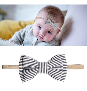 Dettaglio fascia per neonati con fiocco a righe bianche e nere e morbido cinturino in nylon
