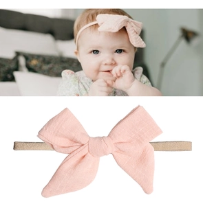 Nahaufnahme der rosa Baby-Stirnband mit Leinenschleife und nahtlosem Gummiband