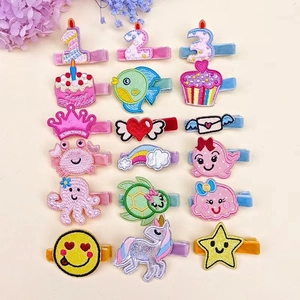 Detalle de 18 pinzas para el cabello con bordados de animales y temas de cumpleaños