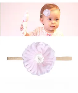 Detailaufnahme des rosa gestrickten Blumen-Stirnbands mit Gummiband für Babys