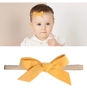Detail der senfgelben Baby-Stoffschleife mit weichem, hochelastischem Stirnband