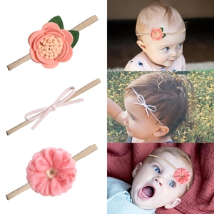 Set fasce per neonati rosa con fiori in nylon ed immagini dimostrative indossate