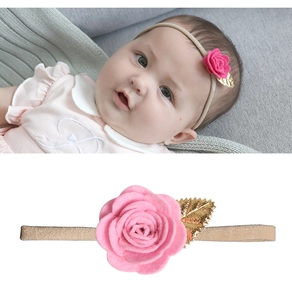 Detail von rosa Filzrose und Goldblatt auf elastischem Baby Stirnband mit Demo
