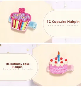 Primer plano de pinzas para el cabello bordadas con cupcake y pastel de cumpleaños
