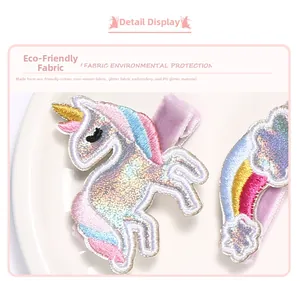 Detalle de pinzas para el pelo de unicornio y arcoíris con bordados y textura brillante