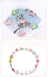 Detalle de pinzas bordadas para el cabello de niños con animales marinos y diseños de pastel