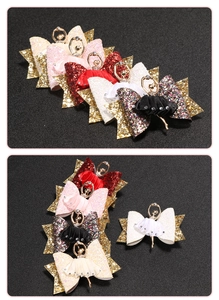 Détail de barrettes de danseuse étoile avec paillettes, strass et charmes métalliques