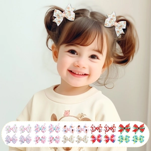 Fille portant un ensemble de barrettes papillon aux imprimés de fruits tropicaux variés