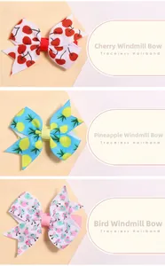 Détail de barrettes en tissu avec motifs cerise, ananas et oiseau pour fillettes