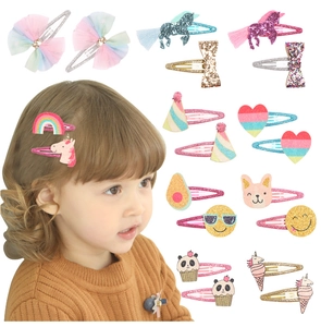 Detailansicht der glitzernden Kinder-Haarspangen mit Einhorn, Regenbogen und Schleifen
