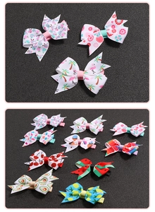 Détail de pinces à cheveux en ruban avec motifs de fruits tropicaux et flamants roses
