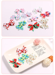 Détails des motifs de fruits tropicaux colorés sur des barrettes papillon en tissu