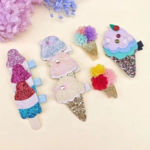 Dettaglio del set da 5 fermagli per capelli bimba con gelato glitter e fiori